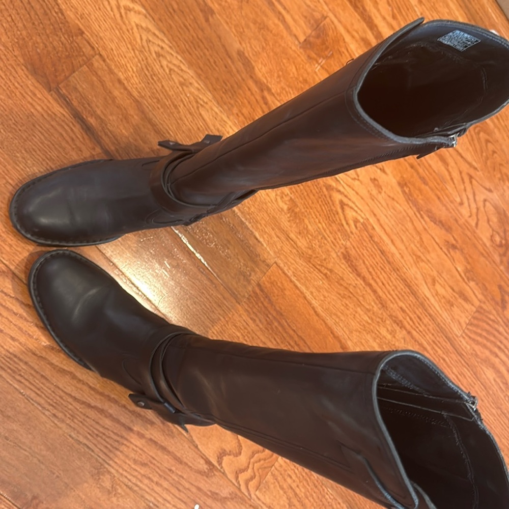 EUC!! Leather UGG tall boots.